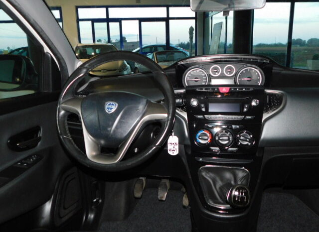 Lancia Ypsilon 0.9 TwinAir 85 CV 5 porte Metano completo