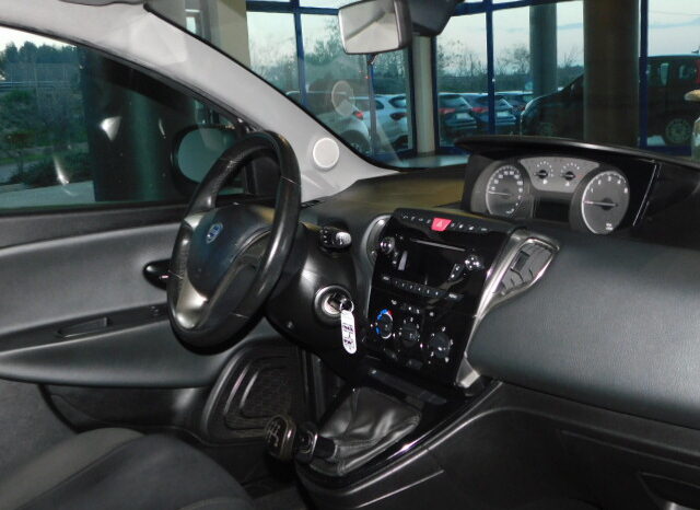 Lancia Ypsilon 0.9 TwinAir 85 CV 5 porte Metano completo